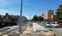 Hlavní práce na stavbě tramvajové trati se přesunuly do Zikovy ulice